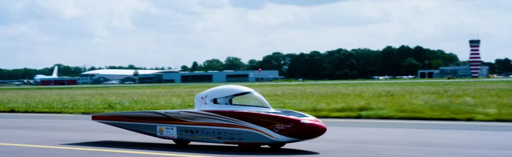 Solar Team Twente test zonneauto op Lelystad Airport