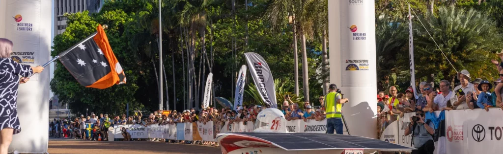 Solar Team Twente op tweede plaats na dag 1 van Bridgestone World Solar Challenge 2025